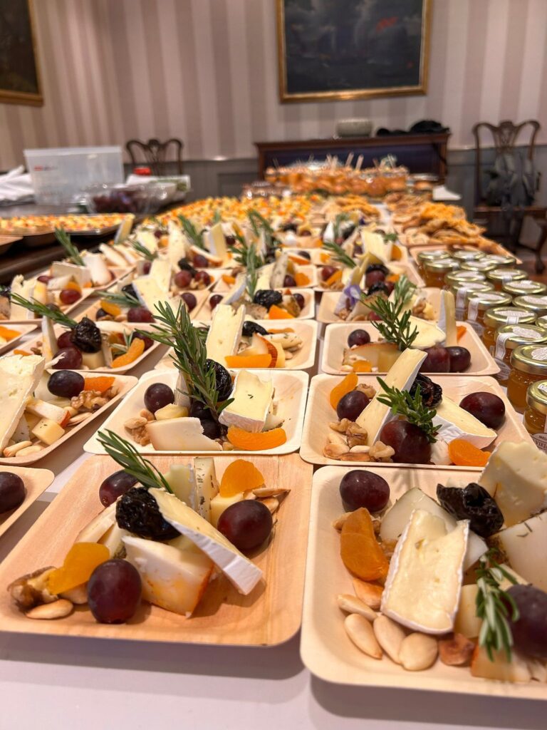 Mesa de catering con bandejas de quesos y frutos secos, La Mesa Palma