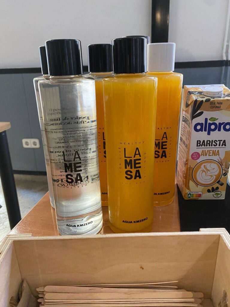 Bebidas de La Mesa: zumo de naranja, agua y leche de avena para barista