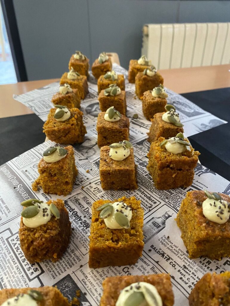 Bizcochitos de zanahoria sobre papel de periódico, repostería casera de La Mesa