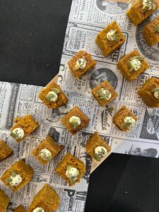 Vista cenital de bizcochitos de zanahoria con crema, postres de La Mesa