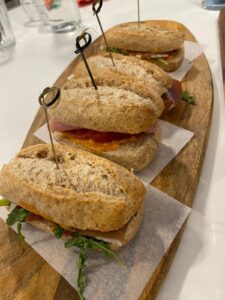 Bocatas de pan integral con jamón y rúcula, comidas en La Mesa Palma