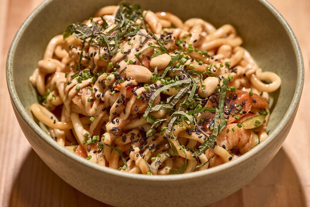 Bol de fideos udon con sésamo y cebollino en La Mesa, Palma de Mallorca