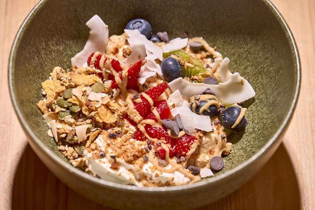 Bol de yogur con granola, fresas y arándanos en La Mesa, Palma de Mallorca