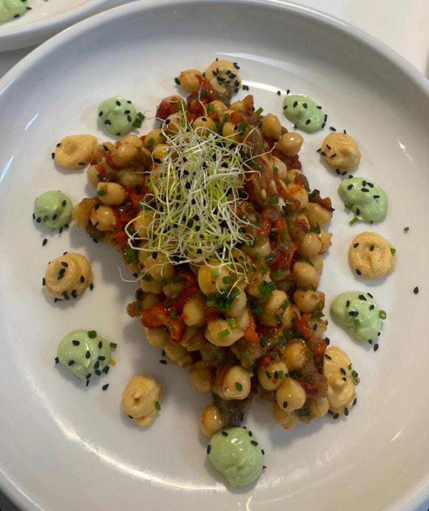 Garbanzos salteados con brotes y salsa de aguacate, plato saludable de La Mesa