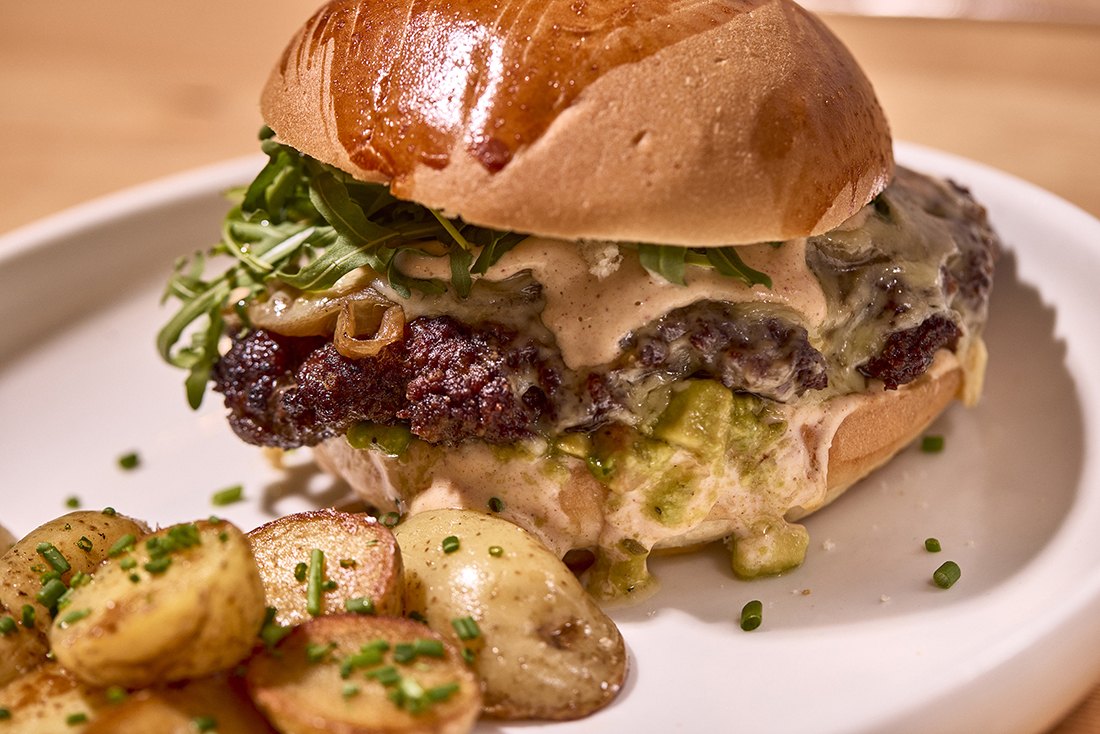 Hamburguesa en pan brioche con patatas baby en La Mesa, Palma de Mallorca