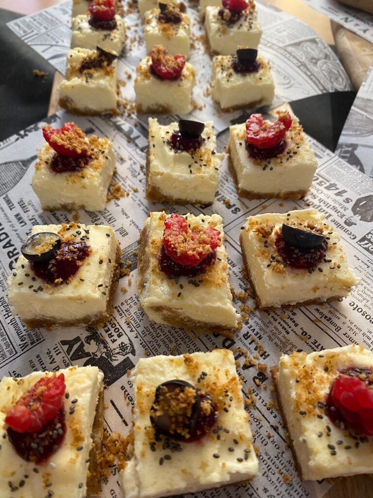 Mini cheesecakes con arándanos y frambuesa, postres caseros en Palma