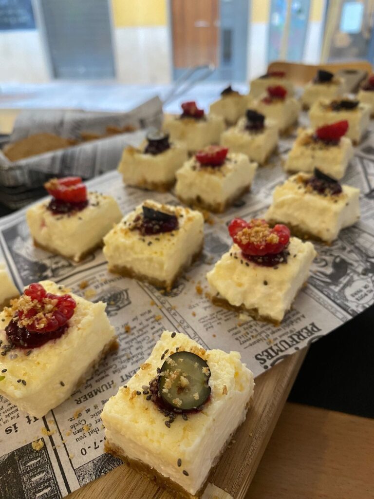 Mini cheesecakes en la mesa del restaurante La Mesa con Live Healthy
