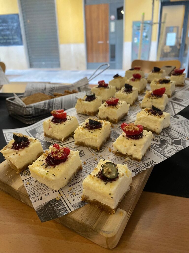 Mini cheesecakes sobre tabla de madera en el restaurante La Mesa de Palma