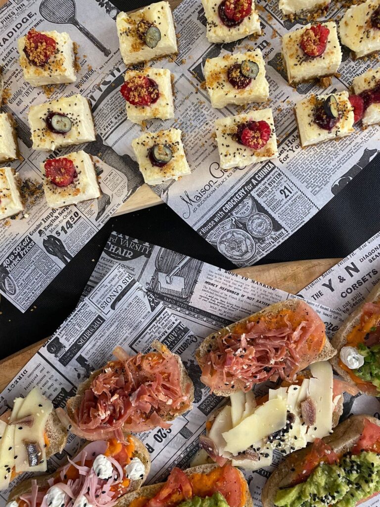 Mini cheesecakes y tostas de jamón para catering y eventos en Palma