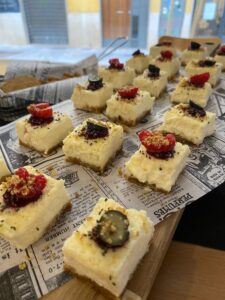 Mini cheesecakes vistos de lado con frutos rojos, postres de La Mesa Palma
