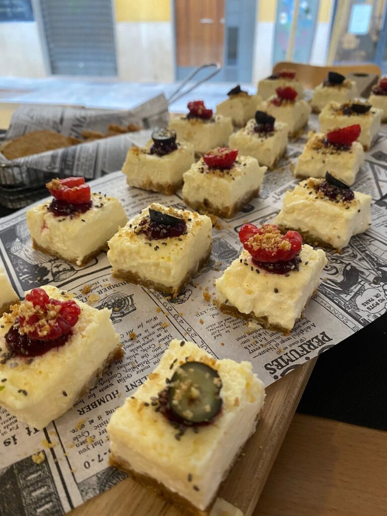 Mini cheesecakes vistos de lado con frutos rojos, postres de La Mesa Palma