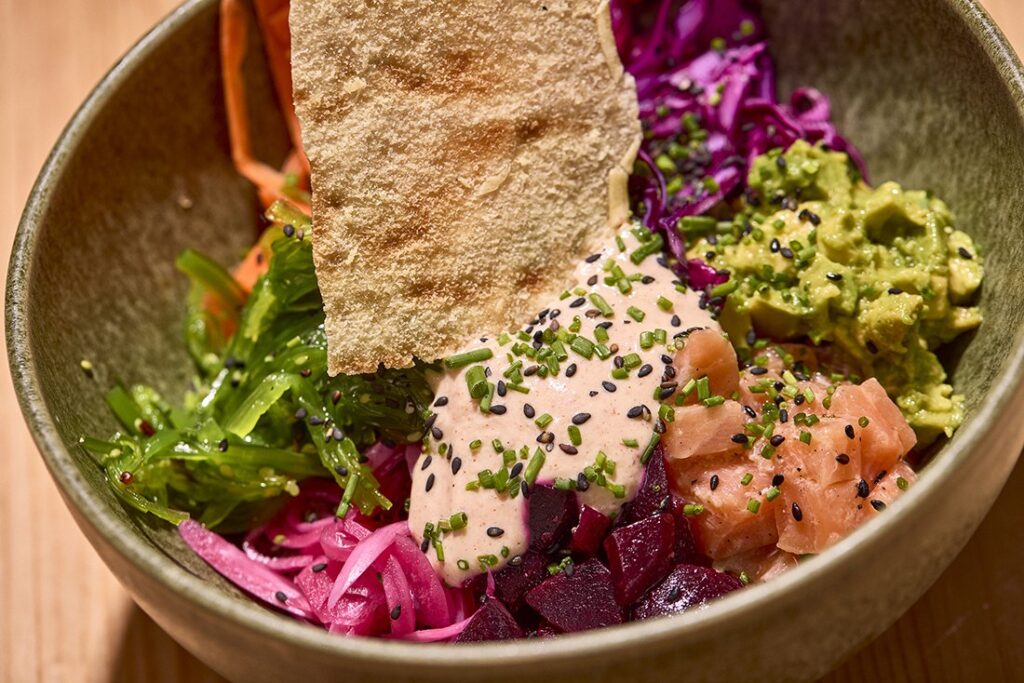 Poke bowl de salmón, aguacate y alga wakame en La Mesa, Palma de Mallorca