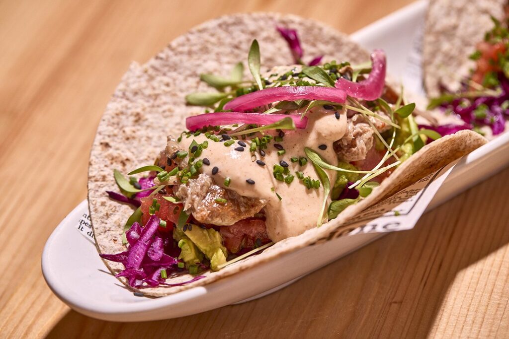 Taco de tortilla integral con repollo lila y salsa en La Mesa, Palma de Mallorca