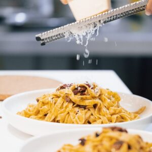 Tagliatelle de pasta fresca con parmesano rallado, cocina de La Mesa en Palma