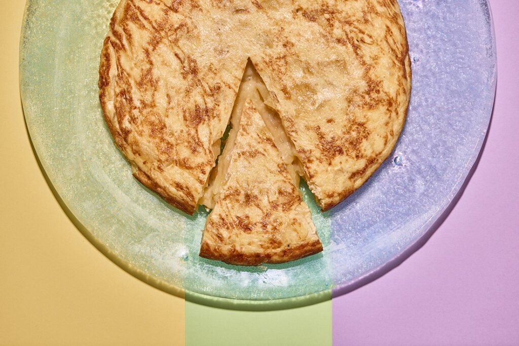Tortilla de patatas jugosa cortada en porciones en La Mesa, Palma de Mallorca
