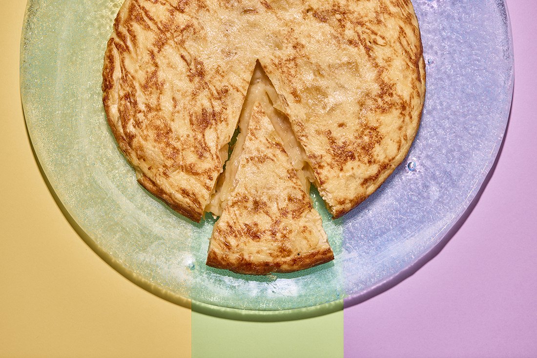 Tortilla de patatas jugosa cortada en porciones en La Mesa, Palma de Mallorca