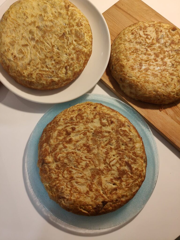 Tortillas de patatas caseras en platos y tabla de madera, La Mesa Palma