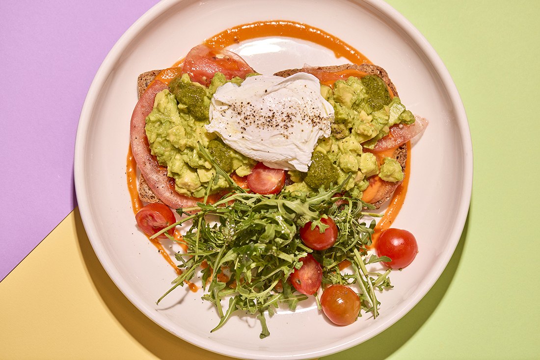 Tosta de aguacate, salmón y huevo poché con rúcula en La Mesa, Palma de Mallorca