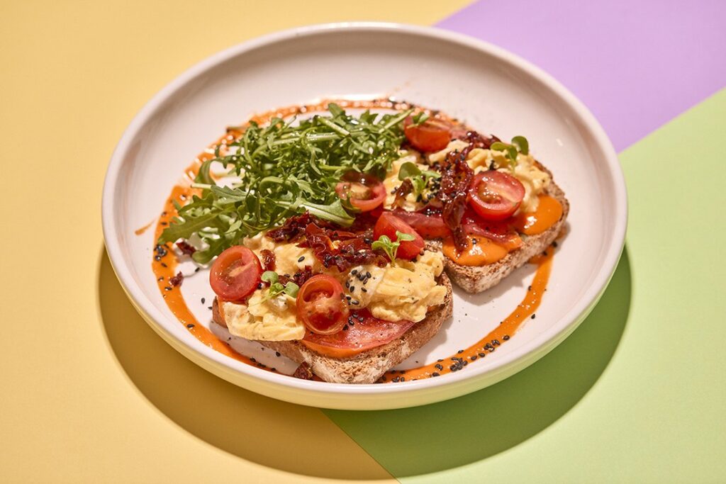 Tosta de huevos revueltos con tomate cherry y rúcula en La Mesa, Palma de Mallorca