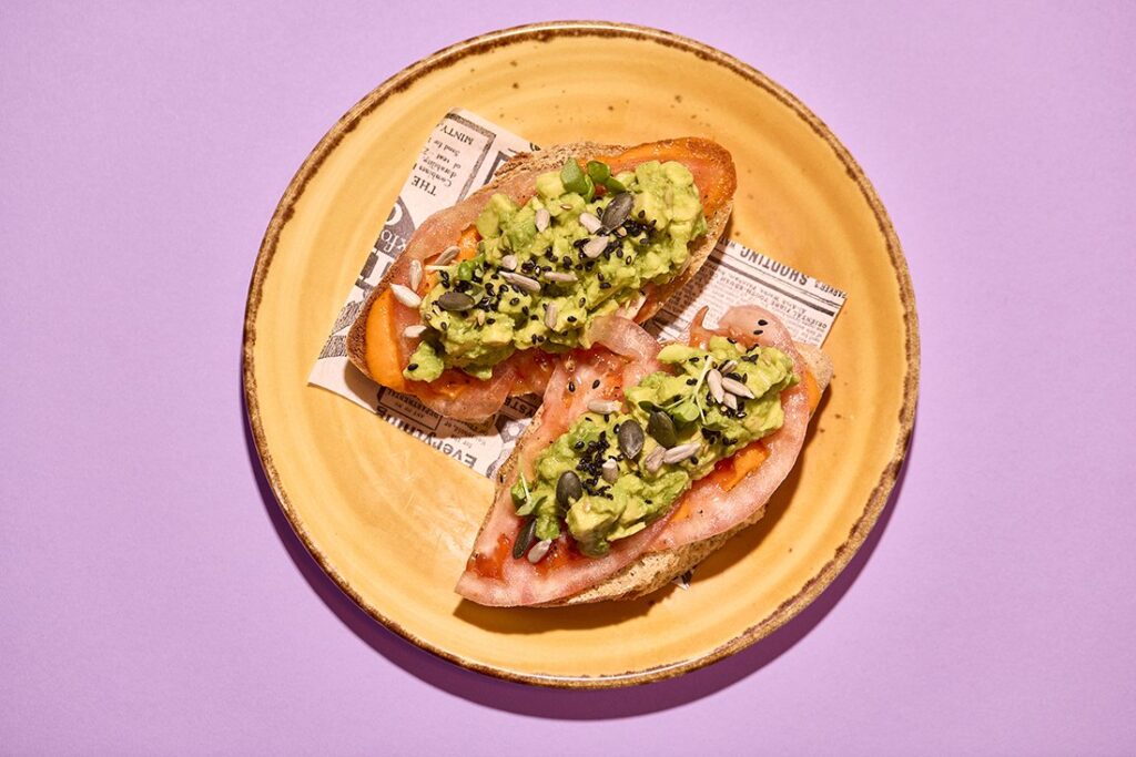 Tostas de aguacate con semillas de calabaza y salmón en La Mesa, Palma de Mallorca