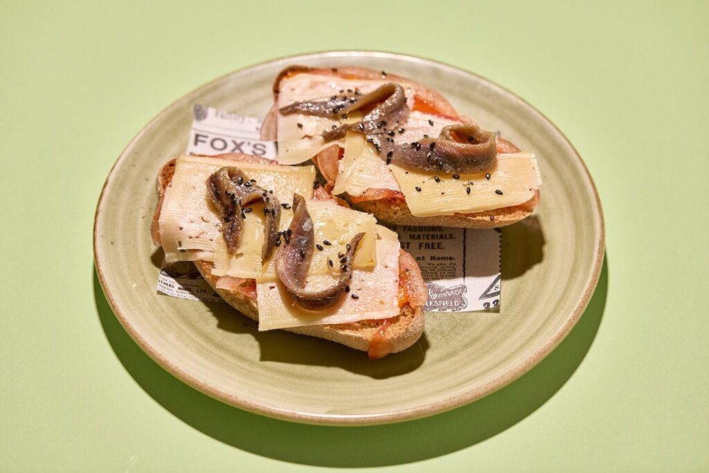 Tostas con anchoas, queso y tomate en La Mesa, Palma de Mallorca