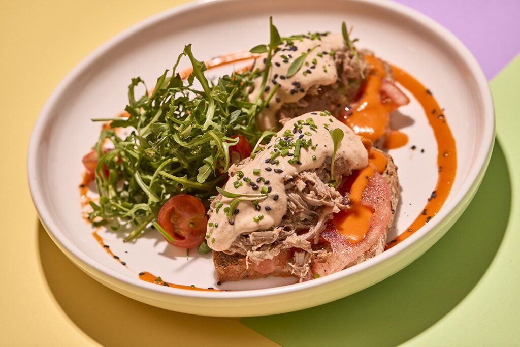 Tostas de carne con crema de hierbas y rúcula en La Mesa, Palma de Mallorca
