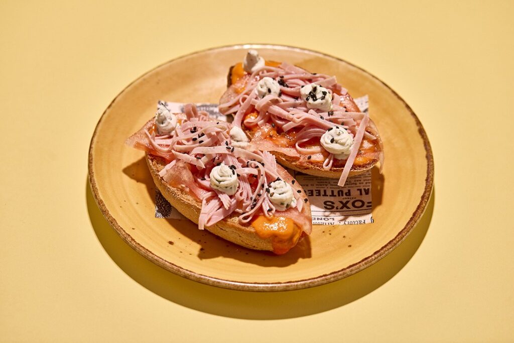 Tostas de jamón con crema de queso y sésamo en La Mesa, Palma de Mallorca