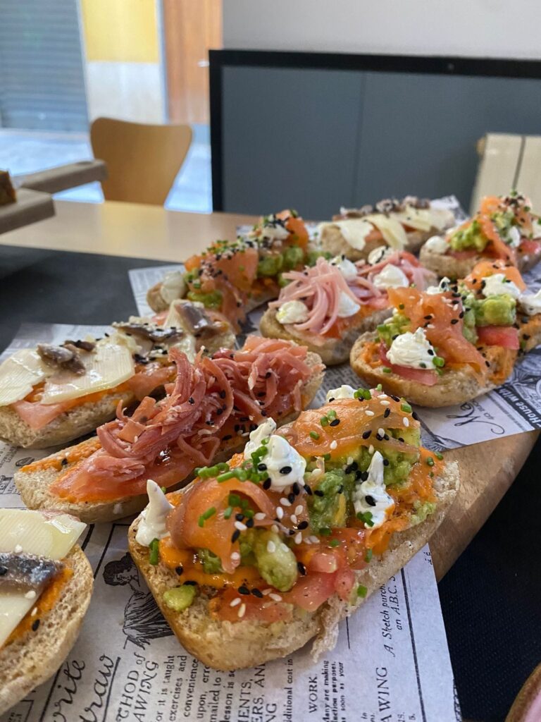 Tostas de salmón, aguacate y anchoas sobre pan artesano, La Mesa Palma